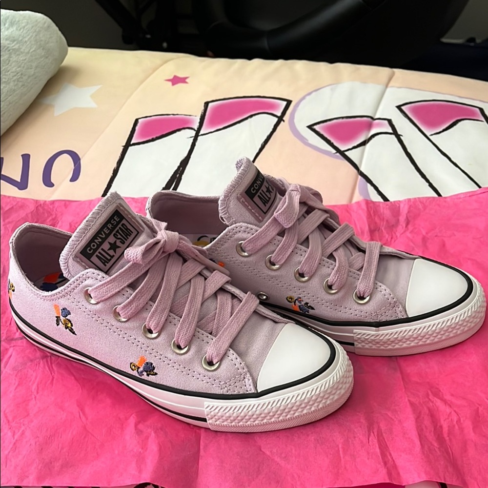 Converse Women’s Sneakers Size 5